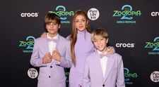 Shakira și băieții ei, spectacol în nuanțe de mov pe covorul roșu. Milan, 12 ani, e deja aproape la fel de înalt ca mama lui