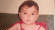 In poza este o fetita adorabila, dar s-a transformat intr-o femeie sexy. Indiciu: este o artista celebra