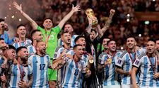 Fotbaliștii Argentinei, petrecere cu șampanie în vestiar după finala cu Franța. Lionel Messi a dansat pe masă