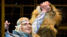 Un dresor a fost atacat de un leu în timpul unui spectacol de circ. Un spectator a filmat totul