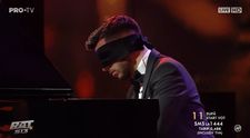 Românii au talent 2023 FINALA. Albert Gugulan a cântat legat la ochi: „Ești una cu pianul!”