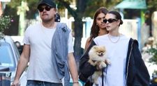 Iubita lui Leonardo DiCaprio și-a etalat picioarele interminabile în cea mai scurtă pereche de blugi! Cum i-au surprins paparazzii pe străzile din New York