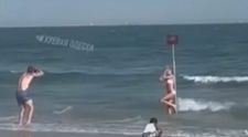 Imagini virale pe net: Ce fac ucrainencele pe plajă, în timp ce rușii le atacă țara