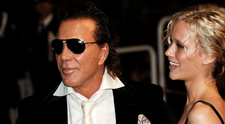A fost un adevarat sex simbol și era imposibil să îi reziști în anii '90. Acum, Mickey Rourke a ajuns să fie de nerecunoscut