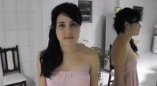 Anuntul unei fete de 18 ani face inconjurul lumii. Isi scoate la licitatie bunul cel mai de pret pentru a-si ajuta mama bolnava: VIDEO