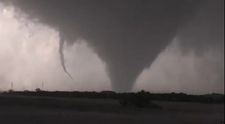 Imagini cu tornada monstruoasă din Oklahoma care a rănit zeci de oameni, a distrus case și a ridicat în aer mașini. ”Casa asta e complet turtită”