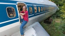 A transformat un Boeing 727 in locuinta visurilor sale. Cum arata interiorul avionului reconditionat, din mijlocul padurii - VIDEO