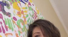 Alexandra Timofte si-a cumparat din Chisinau, unde a fost in turneu cu Teatrul Nottara, insigne cu personaje din desenele rusesti si o basma traditionala