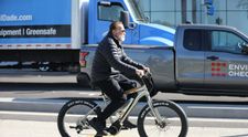 Surpriză totală: Cel mai bogat actor din lume nu e Tom Cruise sau Dwayne Johnson, ci un veteran de 77 de ani care circulă mai mult cu bicicleta și care nu a mai jucat într-un film de ani de zile