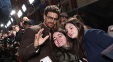Puțini știu cine este femeia din viața lui Theo James. Actorul considerat unul dintre cei mai atrăgători bărbați de la Hollywood și-a ținut familia departe de lumina reflectoarelor