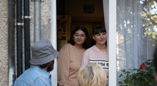 VIDEO Trei într-o cameră. Cum transformi sufrageria în dormitor ca să nu risipești căldura
