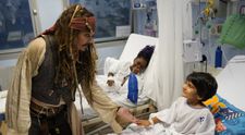 Johnny Depp, gest de milioane pentru copiii bolnavi de cancer! Ce a făcut celebrul actor într-un spital din Spania