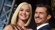 Katy Perry l-a dat pe spate pe Orlando Bloom după ce a pozat dezbrăcată. „Iubito, te rog”