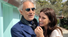 Catrinel Menghia îl ajută pe Andrea Bocelli să strângă bani în cadrul celei mai mari gale caritabile din Italia