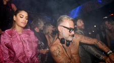 Gianluca Vacchi, înconjurat de femei în avionul său privat. Excentricul DJ a plecat spre festivalul Tomorrowland