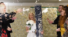 O femeie divorțată și cu doi copii s-a căsătorit cu un covor: „Nu pot sta fără el”