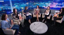 Cinci femei au povestit în direct despre abuzurile la care au fost supuse de infractorul Jeffrey Epstein. Una dintre ele a arătat imagini din timpul unei călătorii în care apar actorul Kevin Spacey și fostul președinte american Bill Clinton