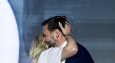 Erika Kirk, prima reacție după îmbrățișarea controversată cu JD Vance. Văduva lui Charlie Kirk a dezvăluit ce i-a șoptit vicepreședintele Statelor Unite pe scenă
