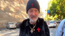 Gigi Becali le-a împărțit bani unor elevi, lângă un liceu din București. Reacția internauților: „Așa zile să tot ai”