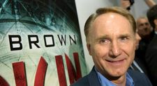 Dan Brown, celebrul autor al ”The Da Vinci Code”, se căsătorește cu cea de-a patra amantă a sa, cu 27 de ani mai tânără decât el
