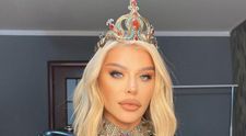 Loredana Groza a defilat printre muncitori purtând pantofi cu toc și rochie mulată: „Pe șantier...”