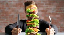 Record absolut! Cum arată bărbatul care de 50 de ani mănâncă hamburgeri în fiecare zi