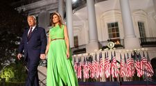 Fotografia oficială de Crăciun a cuplului de la Casa Albă, la final de mandat. Ce ținută a ales Melania Trump