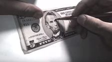 A luat un creion si a inceput sa deseneze pe o bancnota. Rezultatul: complet neasteptat.
