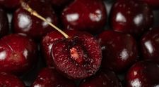 Cireșele s-au ieftinit semnificativ. Cât a ajuns să coste kilogramul în 2026 în piața Obor din București și ce fruct a devenit „luxul” sezonului