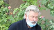 Alec Baldwin, imagini cutremurătoare alături de familia femeii pe care a ucis-o. Cum l-au surprins paparazzii