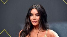 Kim Kardashian, ipostaze fierbinți de Valentine’s Day! S-a pozat în cei mai mici bikini din lume