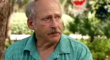 Povestea bizară a bărbatului care susține că și-a pierdut trecutul. A fost găsit rănit în spatele unui fast-food și nu își amintește nimic din ultimii 20 de ani
