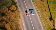 Motociclist filmat din elicopter cum încalcă 13 reguli de circulaţie în câteva sute de metri. Ce a pățit teribilistul