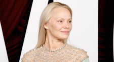 A renunțat la statutul de sex-simbol, dar la 57 de ani încă farmecă audiența cu un look 100% natural! Pamela Anderson, în centrul atenției la Glamour Women of the Year Awards