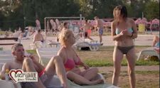 O zi la piscina s-a transformat intr-o cearta de proportii intre Andreea si Elena