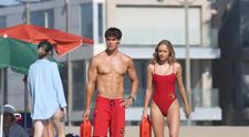 Ea e noua Pamela Anderson! Cine este blonda superbă care face furori la filmările producției ”Baywatch”