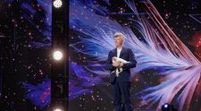 Românii au talent 2025, 21 februarie. Jo de Rijck și găina lui care citește gândurile au adus multe zâmbete la masa juriului. A descoperit cea mai mare frică a lui Andi Moisescu