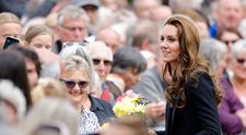 Kate Middleton, gest adorabil pentru o fetiță care i-a adus reginei un cățeluș Corgi de pluș