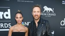 DJ-ul David Guetta se mândrește cu o iubită sexy, cu 25 de ani mai tânără