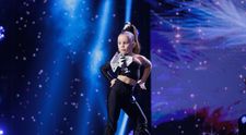 Eva Bușe, aplaudată la scenă deschisă, după un moment da dans spectaculos. La doar șase ani, artista în devenire s-a ținut de promisiune și i-a cucerit pe jurați: „Noroc că am spătar la scaun, că m-ai dat pe spate!”