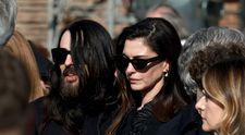 Înmormântarea ”Ultimului împărat”. Anne Hathaway, Elizabeth Hurley, Anna Wintour și Donatella Versace, printre celebritățile aflate la funeraliile de la Roma