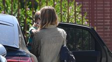 Nimeni nu a recunoscut-o! Celebra actriță Margot Robbie, surprinsă pentru prima dată în public alături de bebelușul ei! Cum arată fiul ei și al lui Tom Ackerley