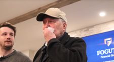 Cum a reacționat veteranul de 88 de ani, rămas fără pensie, când a aflat că oamenii impresionați de povestea lui i-au donat o avere! Ed a primit un cec de 1,77 milioane $ după ce un influencer l-a surprins la lucru într-un supermarket