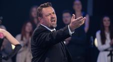 VIDEO Horia Brenciu a căzut pe scenă în timpul unui concert: „Așa a fost regia!”