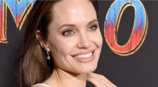 Angelina Jolie și-a arătat tatuajele pe covorul roșu, într-o rochie extrem de decoltată