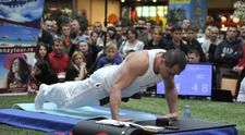 Record mondial doborat la Cluj. Un jandarm a facut 631 de flotari pe dosul palmelor in 15 minute