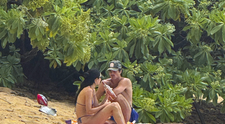 Au făcut tot posibilul să-și țină relația secretă, dar paparazzii i-au fotografiat în vacanță, pe o plajă exotică din Hawaii. Kendall Jenner și Jacob Elordi, cuplul momentului!