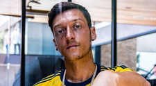 A fost considerat fotbalistul fără succes la femei, dar el are o soție superbă. Cine e tânăra pe care Mesut Ozil a cucerit-o