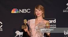 Taylor Swift a căzut pe scenă în timpul unui concert. Fanii au imortalizat momentul