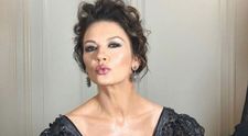 Catherine Zeta-Jones, apariție de senzație în costum de baie